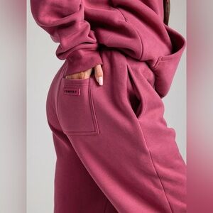 Comfrt DND Travel Sweatpants - NWT - M - Berry